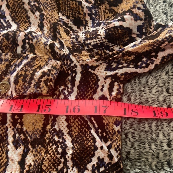 Wild print button up shirt size M - Picture 8 of 9